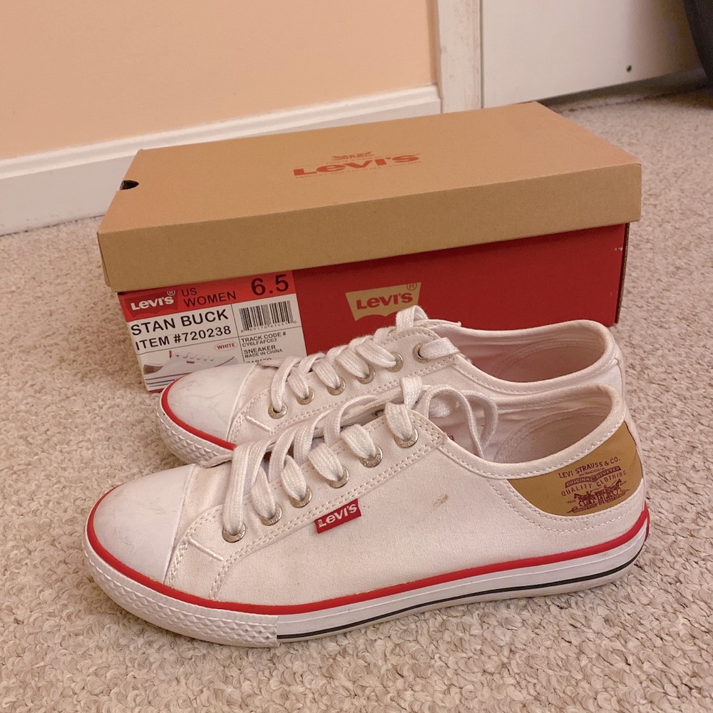 White Levi’s Sneakers (6.5)